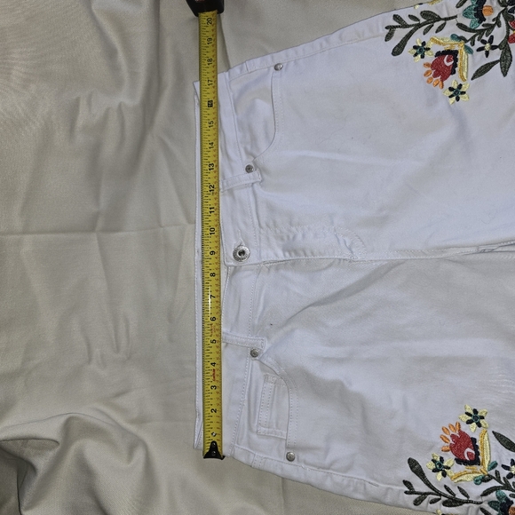 Sandpiper sz 14W White embroidered floral shorts with a boho vibe Vacation Beach - Picture 9 of 16